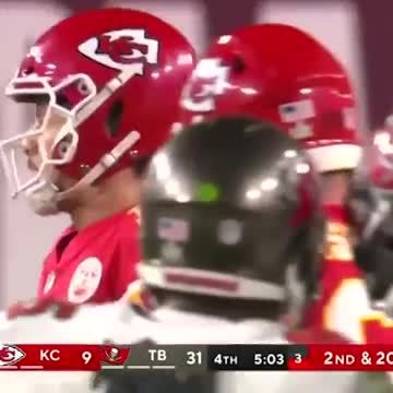 Kevin Harlan Delivers Hilarious Call of Super Bowl 55 Streaker: ‘Pull Up Your Pants!’