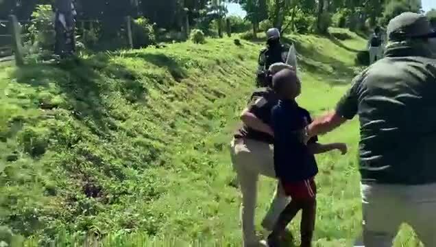 Mexican Immigration Officials Stop and Beat Migrant Caravan